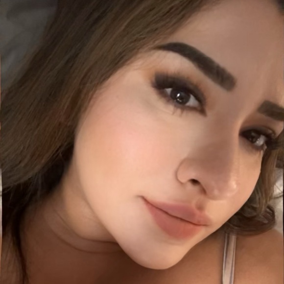 Meet your Posher, Paola - Picture 2 of 3